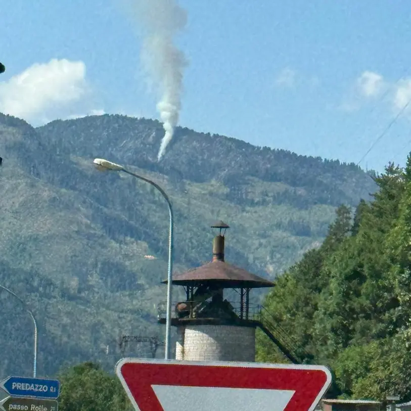 Incendio sul Cermis, nube di fumo al rifugio Paion: in azione i vigili del fuoco