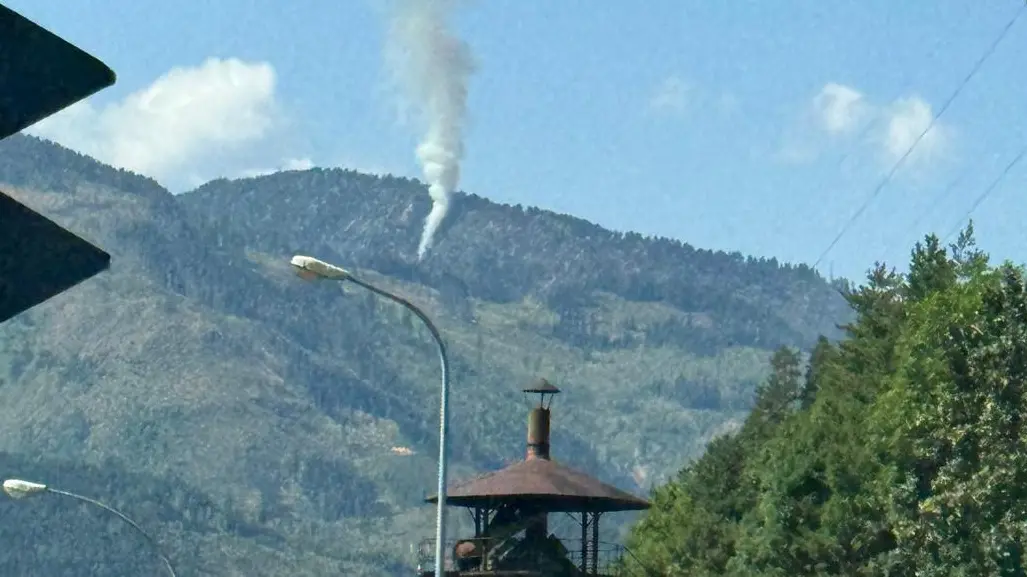 Incendio sul Cermis, nube di fumo al rifugio Paion: in azione i vigili del fuoco