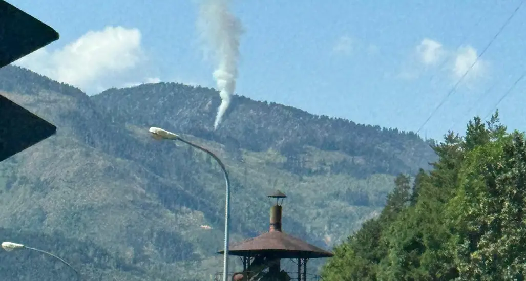 Incendio sul Cermis, nube di fumo al rifugio Paion: in azione i vigili del fuoco