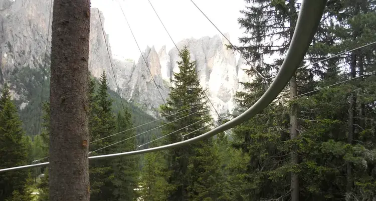 Val di Fassa, la “Fly Line” si blocca: dodici persone sospese nel bosco