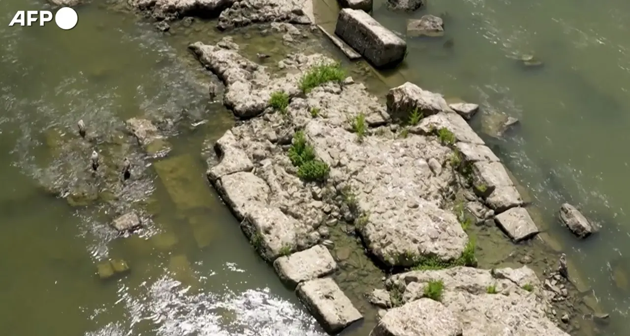 Dal Tevere in secca riemergono i resti di un ponte romano