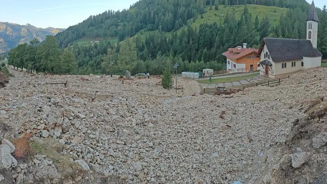 Frana di detriti a Pampeago: 8.000 metri cubi sulla provinciale