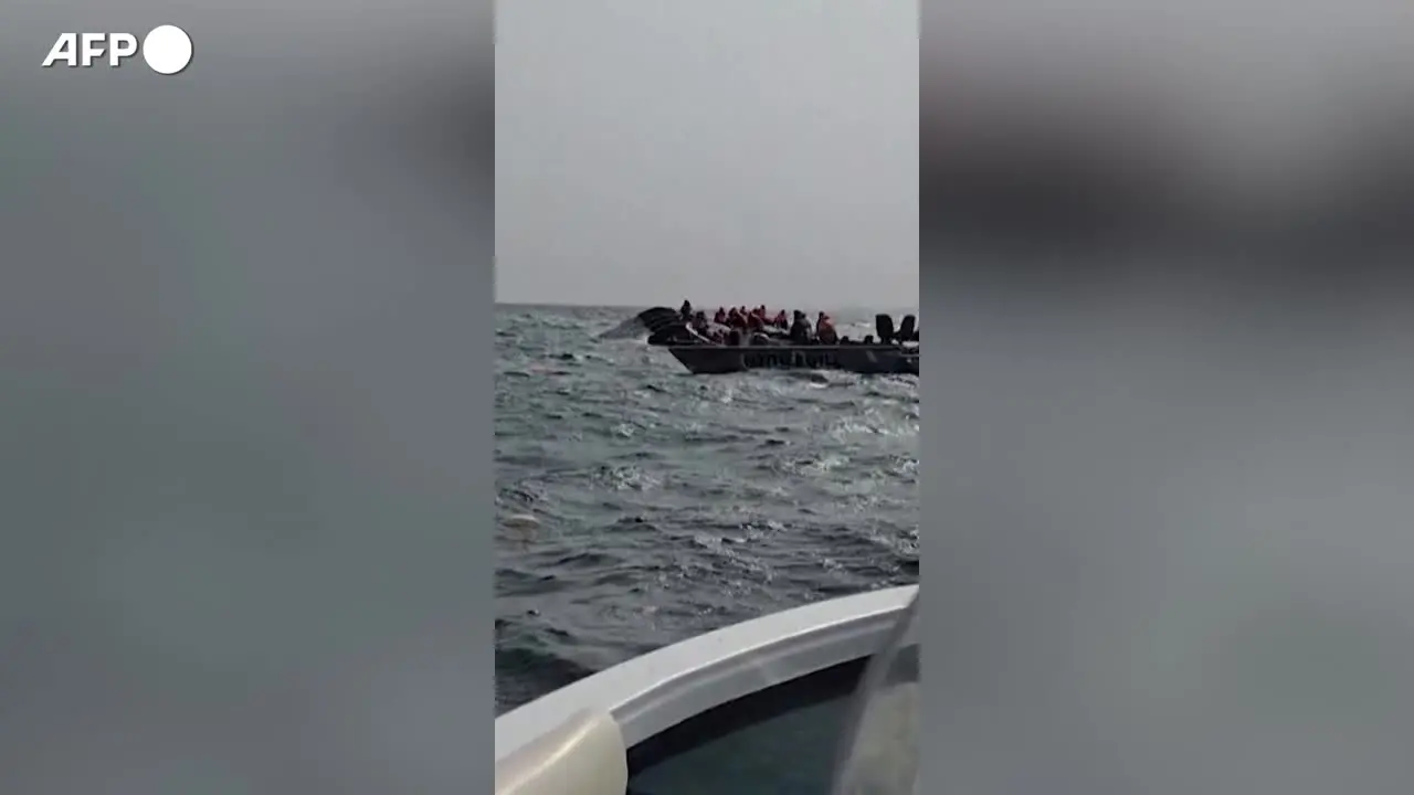 Zimbabwe, traghetto con 95 persone a bordo si ribalta sul lago Kariba