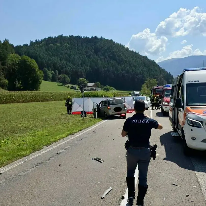 Incidente mortale tra auto e moto in Val Pusteria, motociclista perde la vita