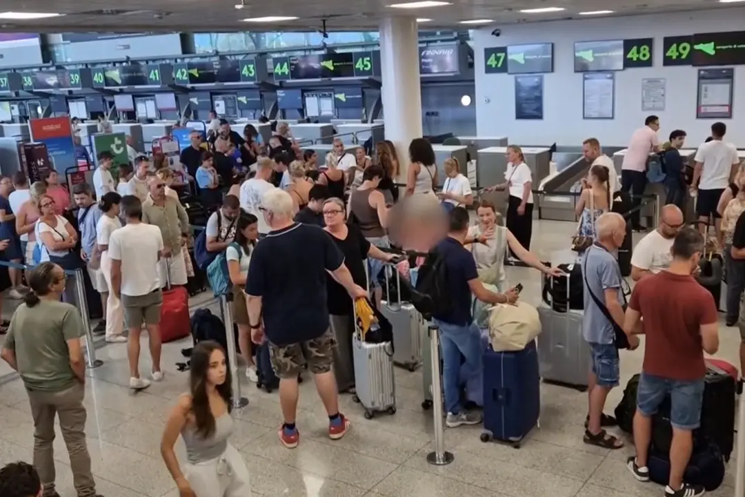 Etna, i disagi dei viaggiatori all'aeroporto di Catania: \"Vacanze in rovina\"