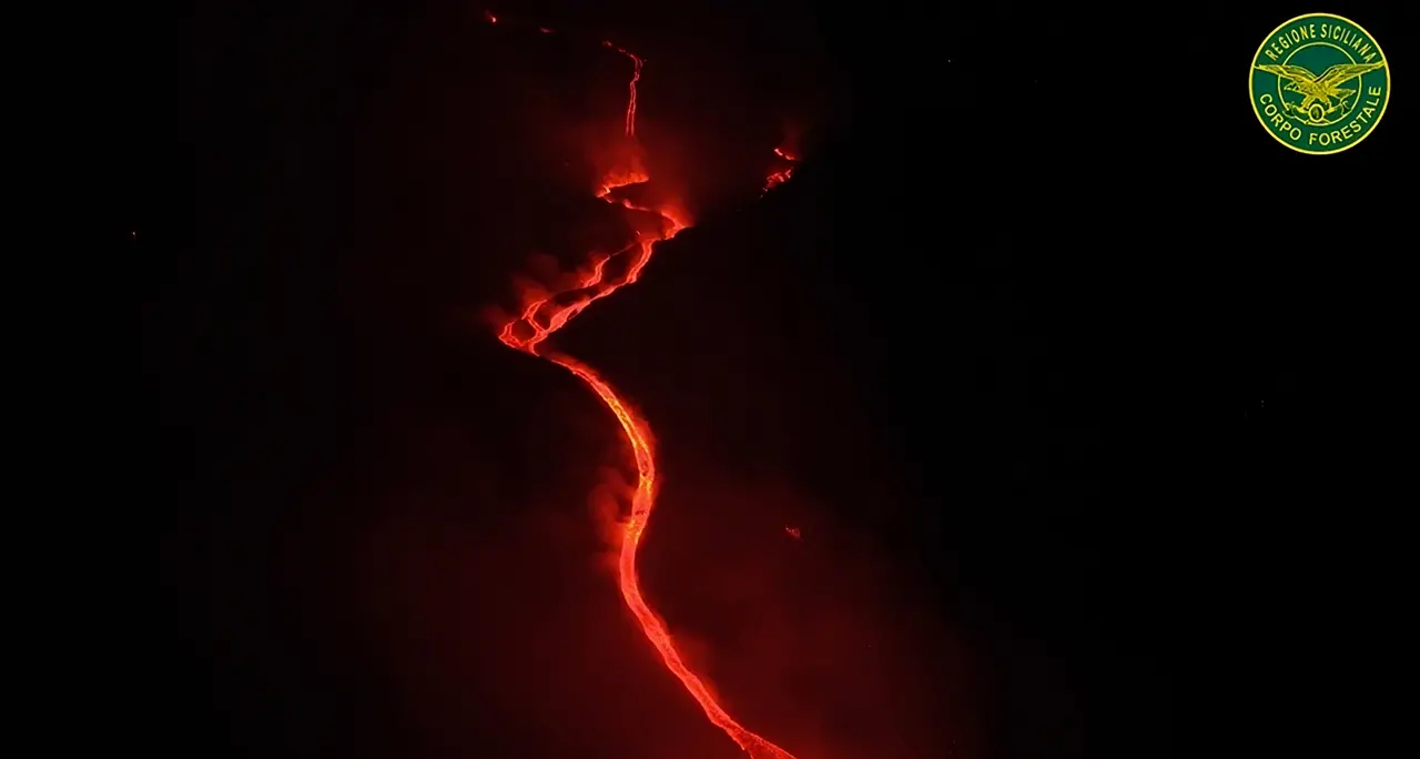 Etna in eruzione, le immagini della colata di lava