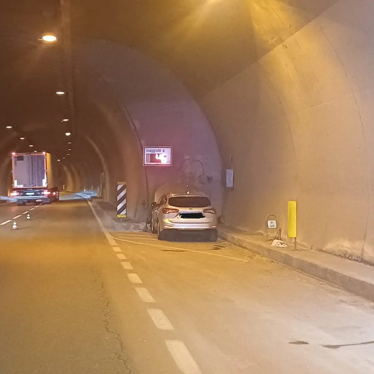 Auto sbanda nella galleria dei Crozi, feriti gli occupanti