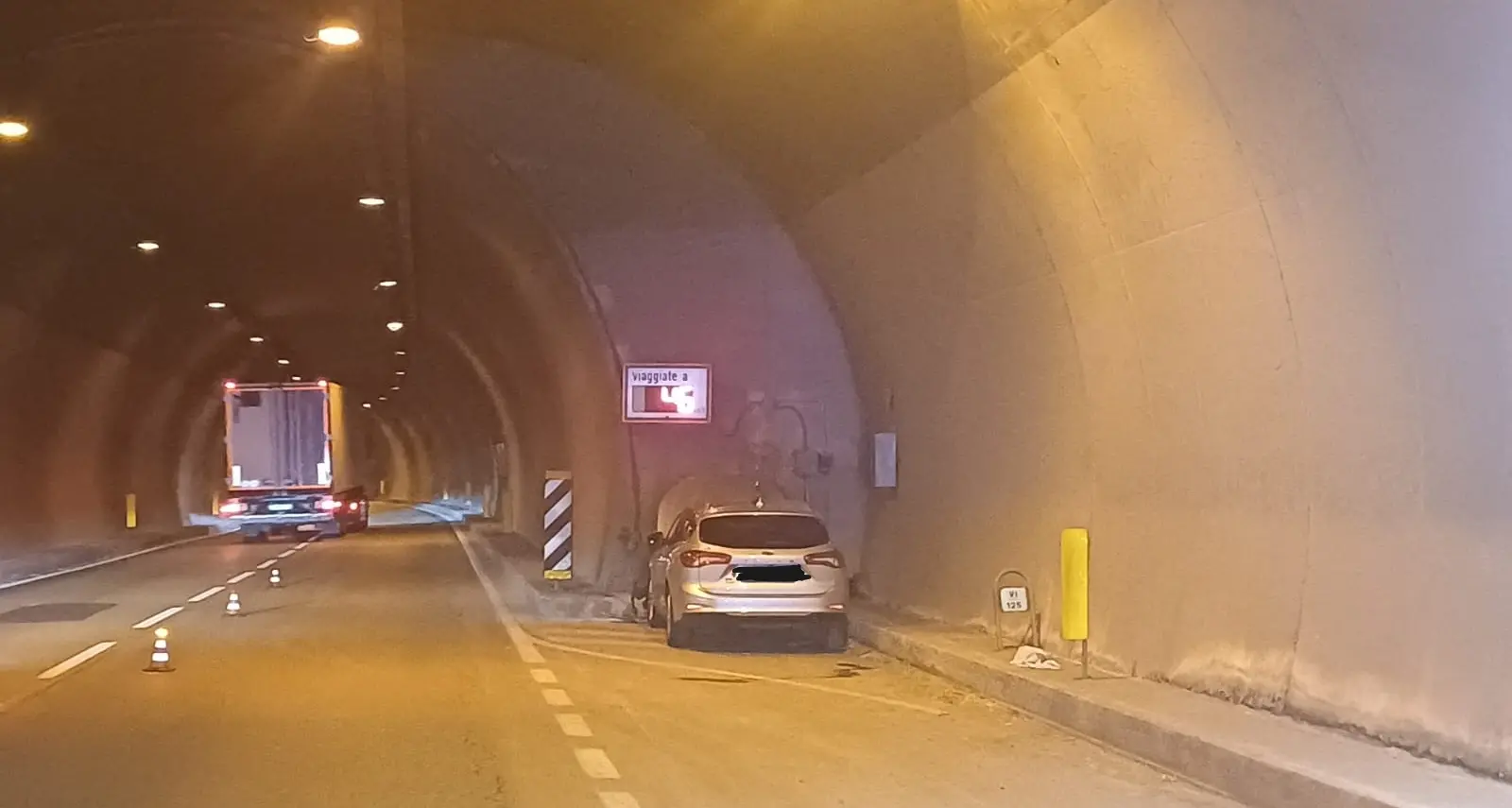 Auto sbanda nella galleria dei Crozi, feriti gli occupanti