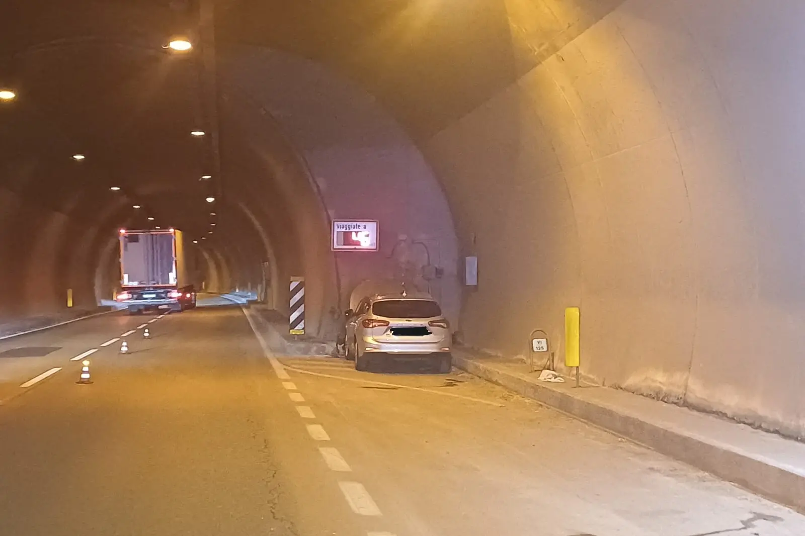 Auto sbanda nella galleria dei Crozi, feriti gli occupanti