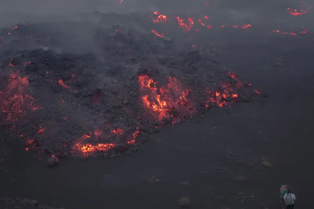 Etna, il fronte della lava scende a quota 1300 metri