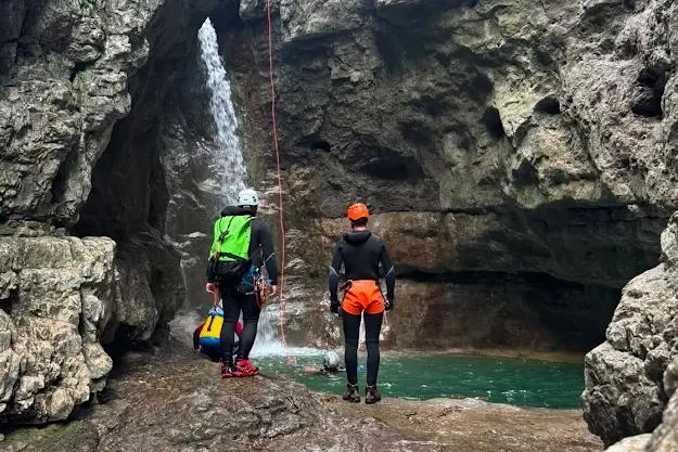 Val di Ledro, scivola nel canyon e cade per alcuni metri: soccorso con l’elicottero