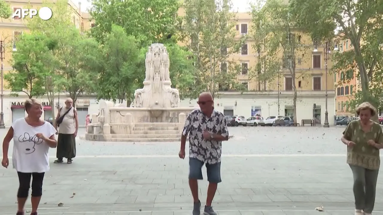 Roma, coppia di anziani balla in piazza a Testaccio: \"Così sfidiamo il caldo\"
