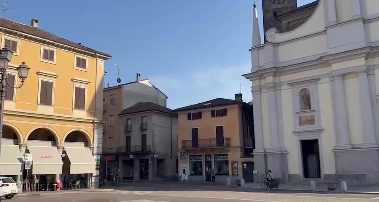 Garlasco ricorda Chiara Poggi con fiori bianchi e una messa
