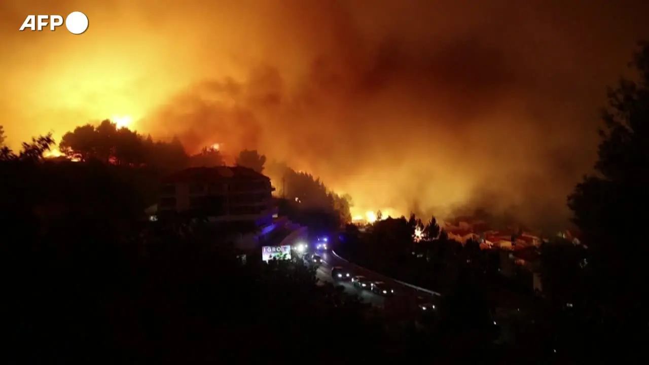 Violento incendio in Croazia, i vigili del fuoco in azione a Lokva Rogoznica