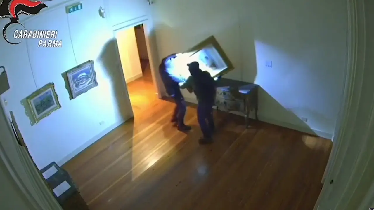 Recuperati i tre quadri rubati a Parma, nei video di sorveglianza i ladri in azione