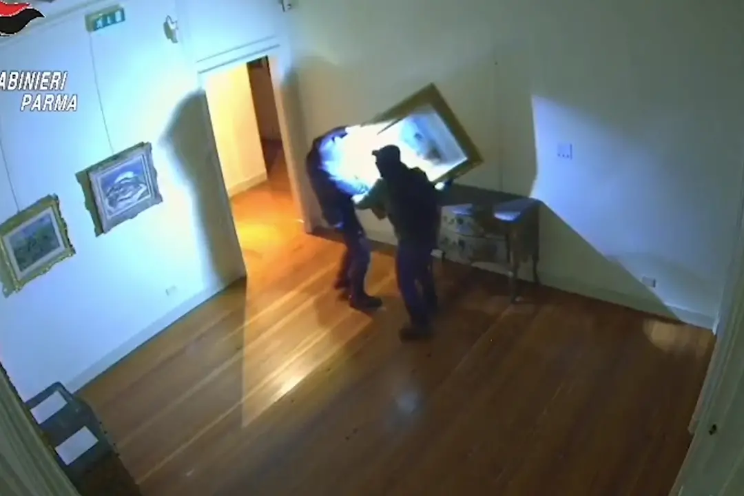 Recuperati i tre quadri rubati a Parma, nei video di sorveglianza i ladri in azione