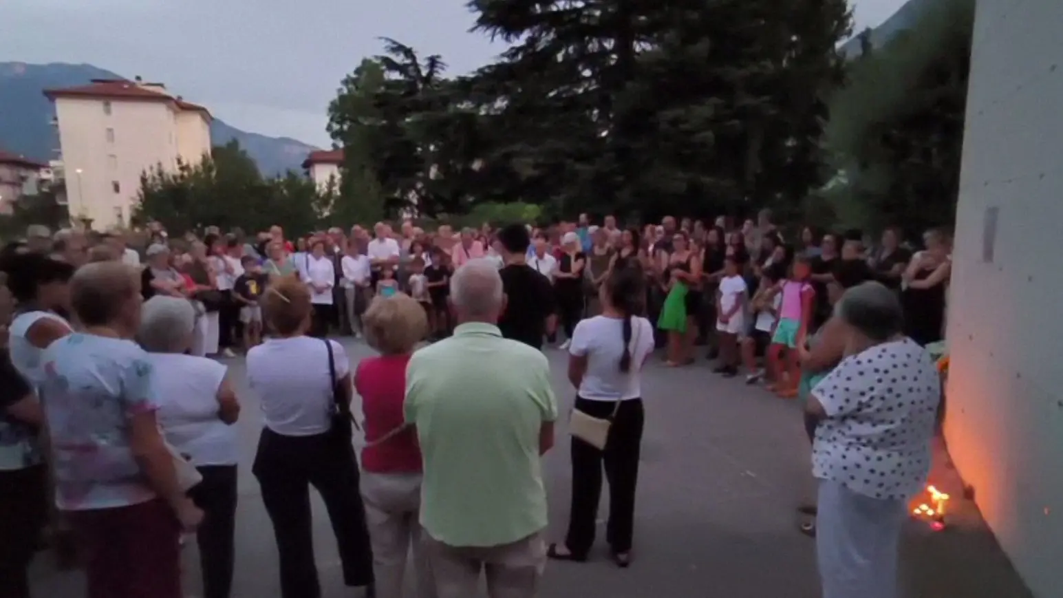 Veglia per don Lino Zatelli: i ricordi commossi di fedeli e animatori, la nostalgia e gli applausi - Video