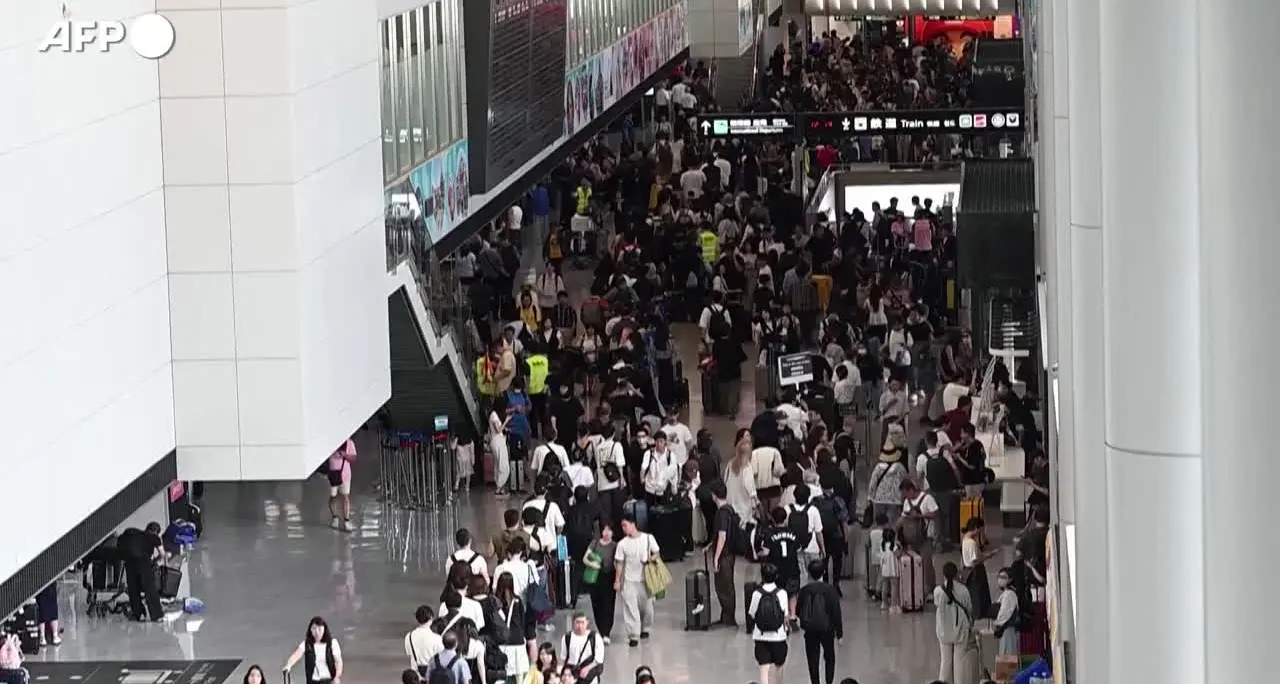 Giappone in tilt a causa delle piogge torrenziali: 8 morti e in migliaia bloccati all'areoporto di Narita