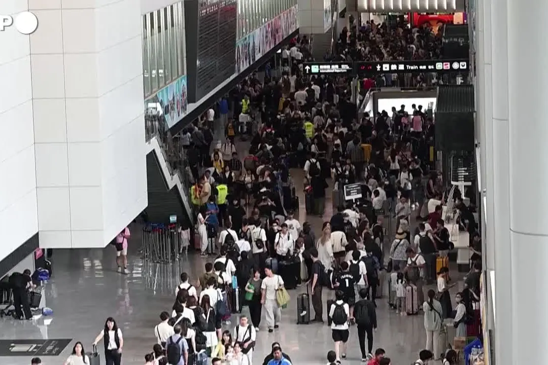 Giappone in tilt a causa delle piogge torrenziali: 8 morti e in migliaia bloccati all'areoporto di Narita