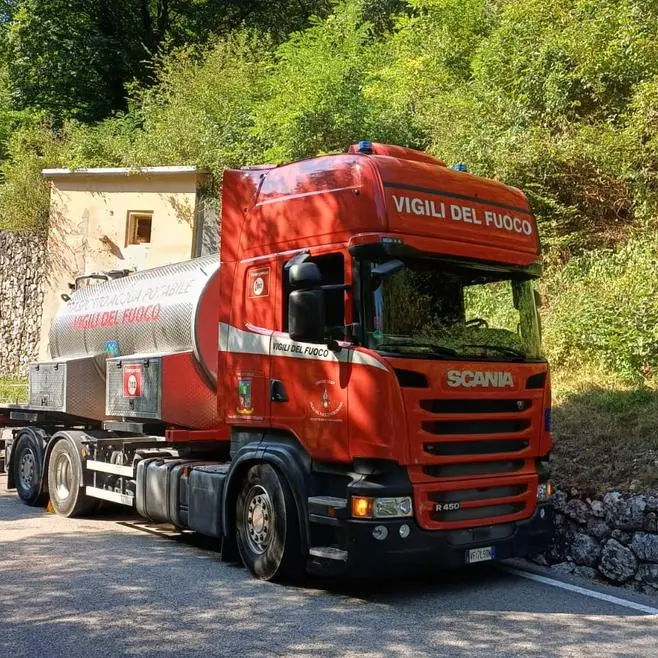 Siccità, autobotti in otto Comuni trentini: rifornite le vasche d’acqua