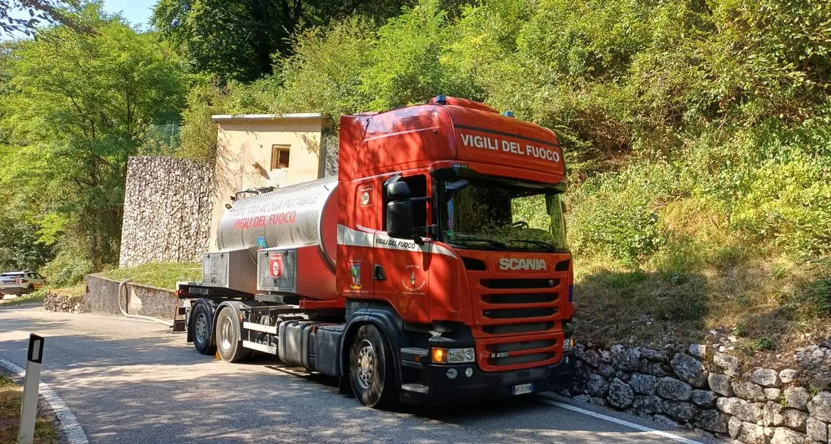 Siccità, autobotti in otto Comuni trentini: rifornite le vasche d’acqua