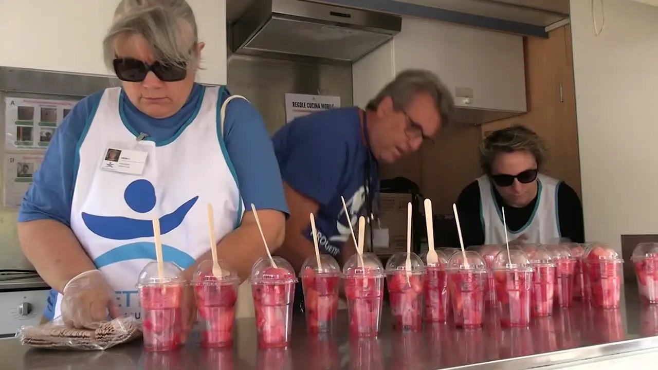 Milano, anguriata di Ferragosto per i senzatetto: \"Una festa per stare vicino a chi ha meno di noi\"