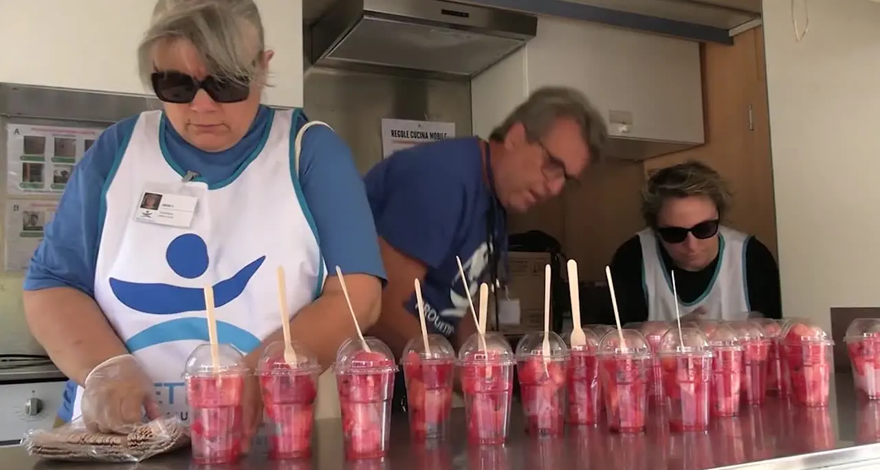 Milano, anguriata di Ferragosto per i senzatetto: \"Una festa per stare vicino a chi ha meno di noi\"