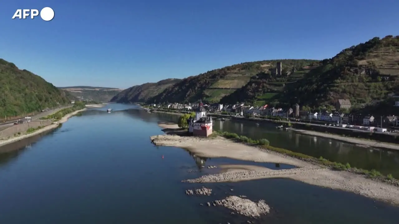 Germania, livelli dell'acqua in calo nel fiume Reno a causa della siccità