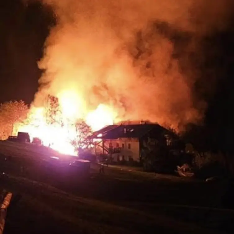 Brucia un fienile a Latzfons: vigili del fuoco in azione per ore