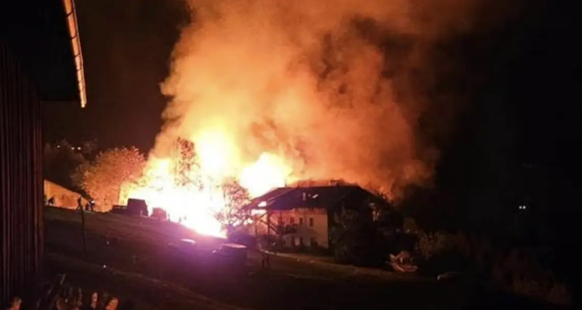 Brucia un fienile a Latzfons: vigili del fuoco in azione per ore