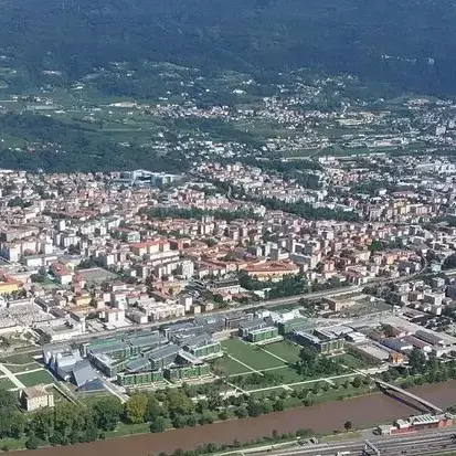 Trento, tamponamento in centro: automobilista sul cofano per 200 metri