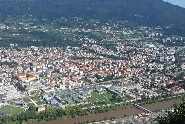 Trento, tamponamento in centro: automobilista sul cofano per 200 metri