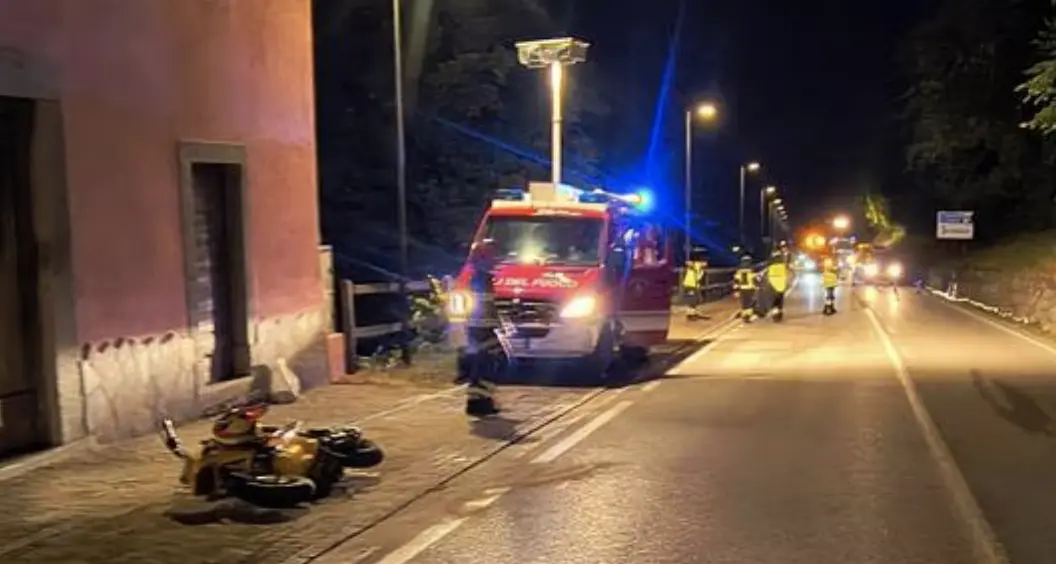 Motociclista in gravi condizioni dopo lo schianto a Roncone