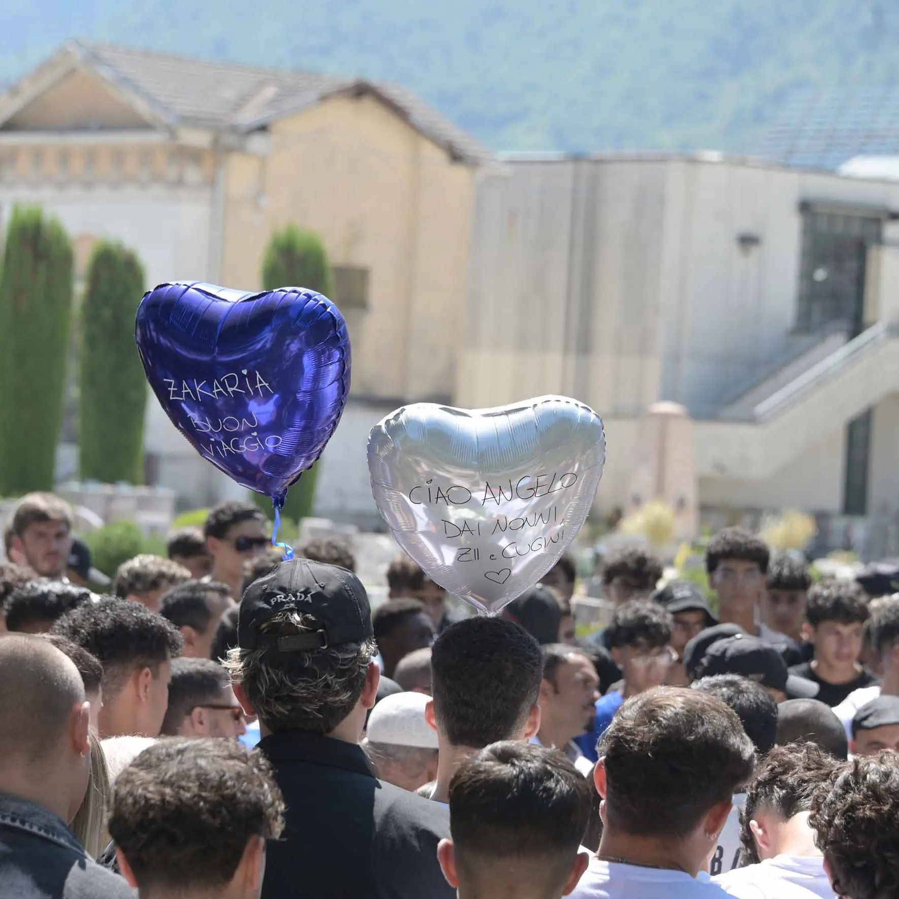 In cinquecento per l’ultimo saluto a Zakaria: «Il tuo sorriso illumina il cielo»