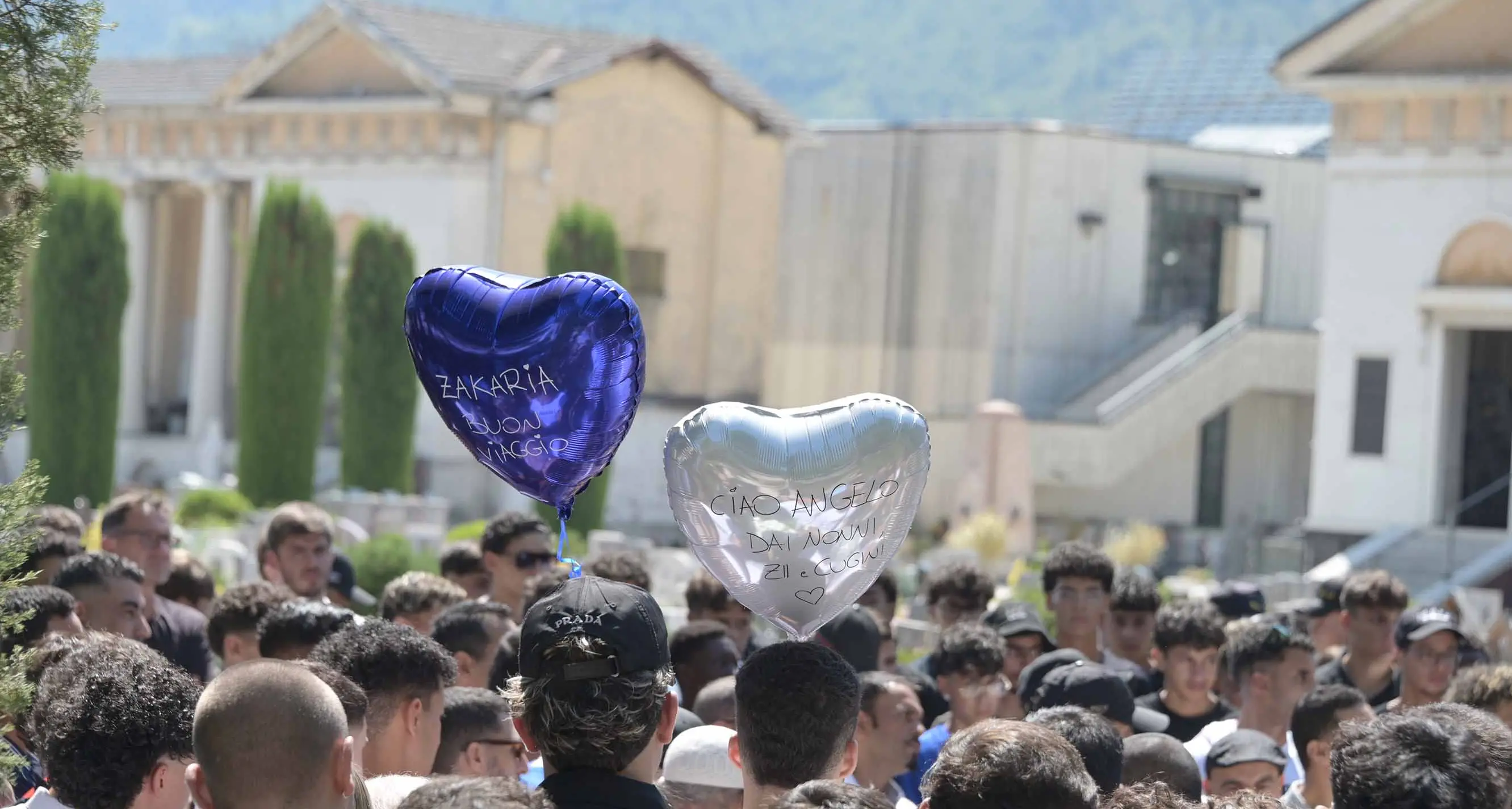 In cinquecento per l’ultimo saluto a Zakaria: «Il tuo sorriso illumina il cielo»