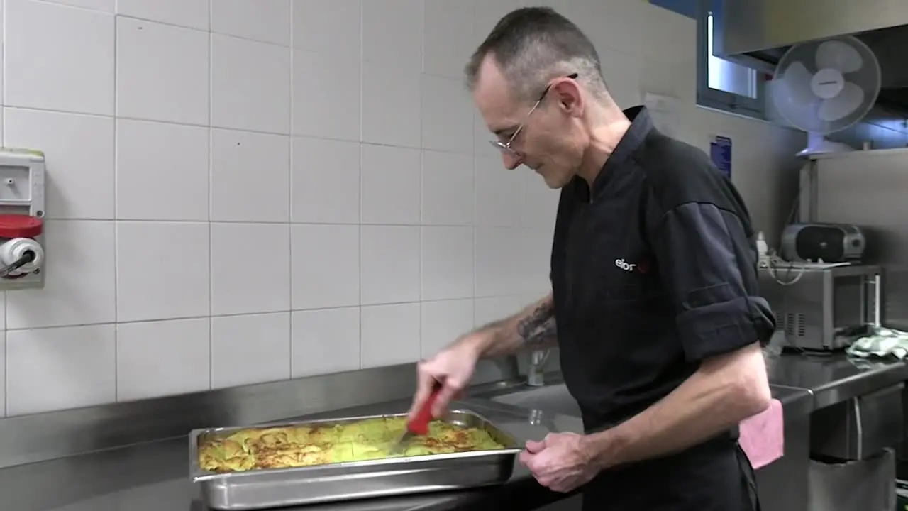 Ferragosto, a Milano pranzo per oltre 250 senzatetto. Delpini: \"Preoccupati da aumento poveri\"