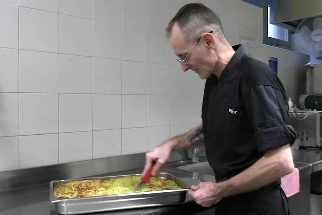 Ferragosto, a Milano pranzo per oltre 250 senzatetto. Delpini: \"Preoccupati da aumento poveri\"