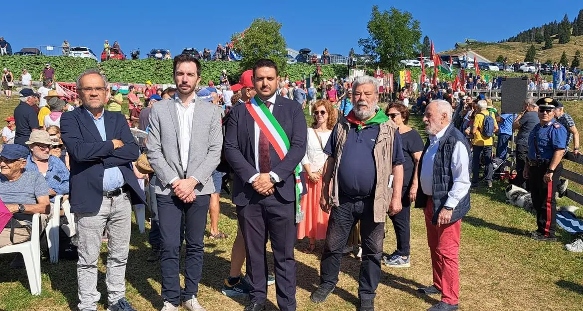 Malga Zonta, oltre mille persone per ricordare l’eccidio: «No alla guerra»