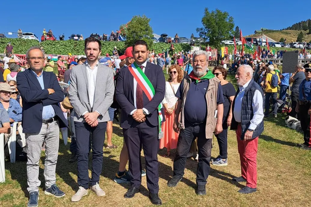 Malga Zonta, oltre mille persone per ricordare l’eccidio: «No alla guerra»
