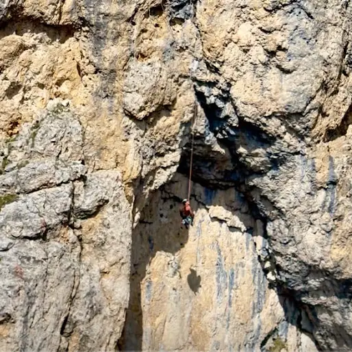 Alpinista resta sospesa nel vuoto sul Piz Ciavazes: recuperata con l’elicottero