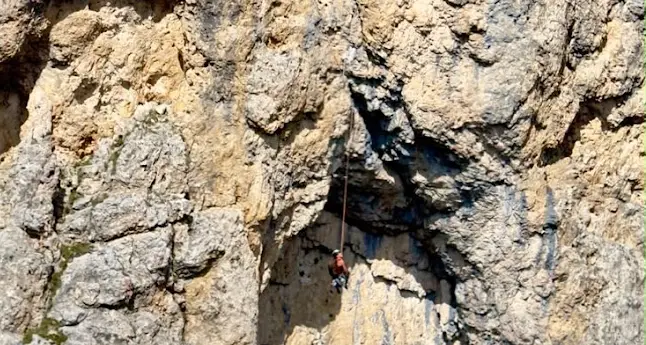 Alpinista resta sospesa nel vuoto sul Piz Ciavazes: recuperata con l’elicottero