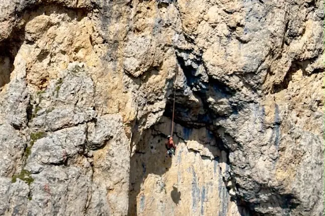 Alpinista resta sospesa nel vuoto sul Piz Ciavazes: recuperata con l’elicottero