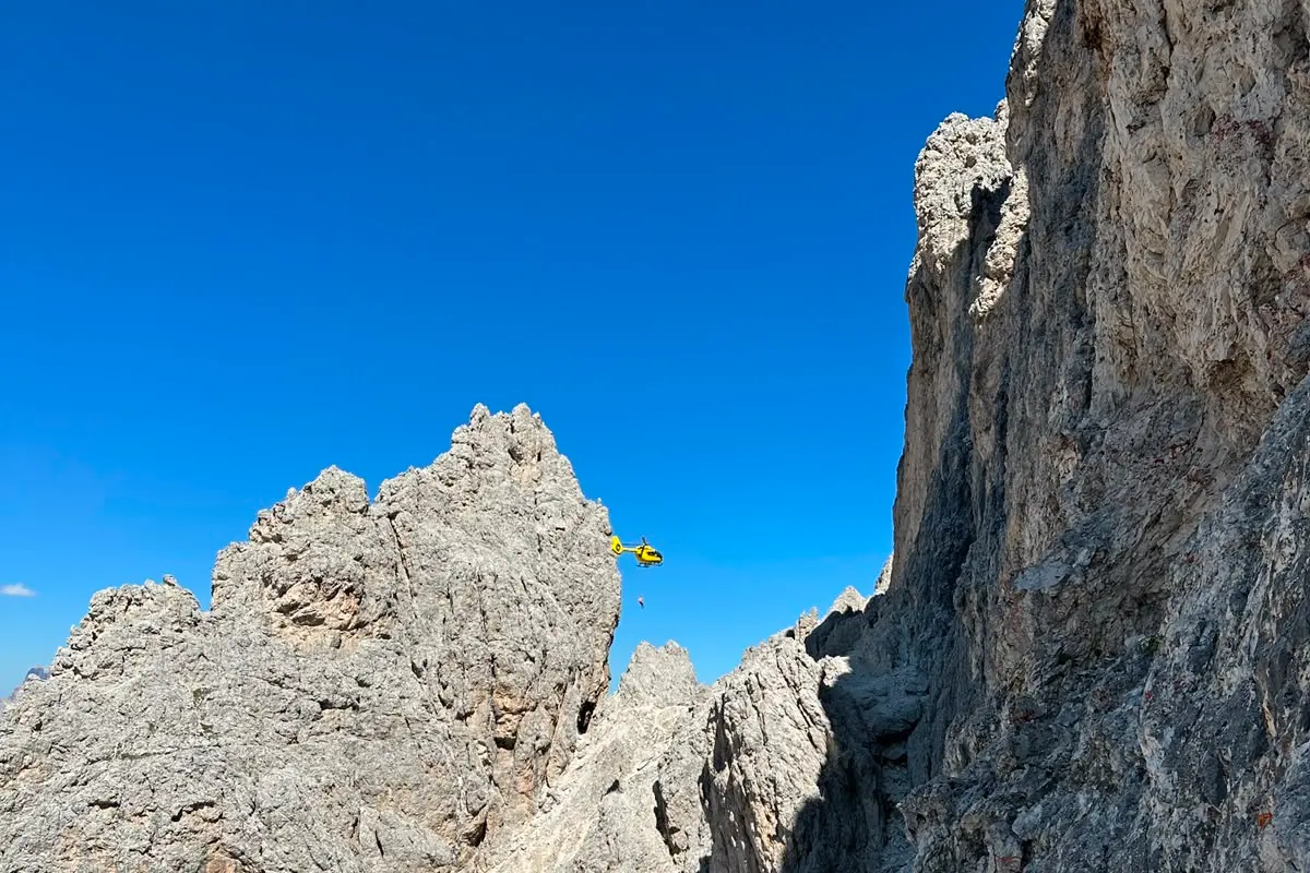 Escursionisti aggrediti dai cani da guardiania, due feriti. Soccorsi anche sui Cadini e in Marmolada