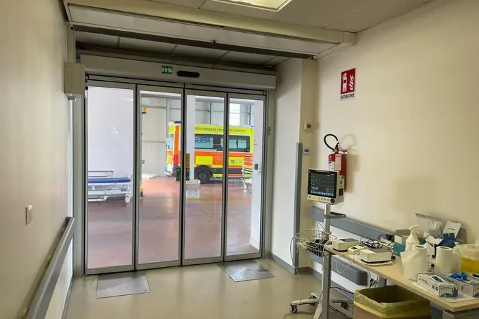 Si arrampicano senza corde su una parete e cadono, infortunati due ragazzi