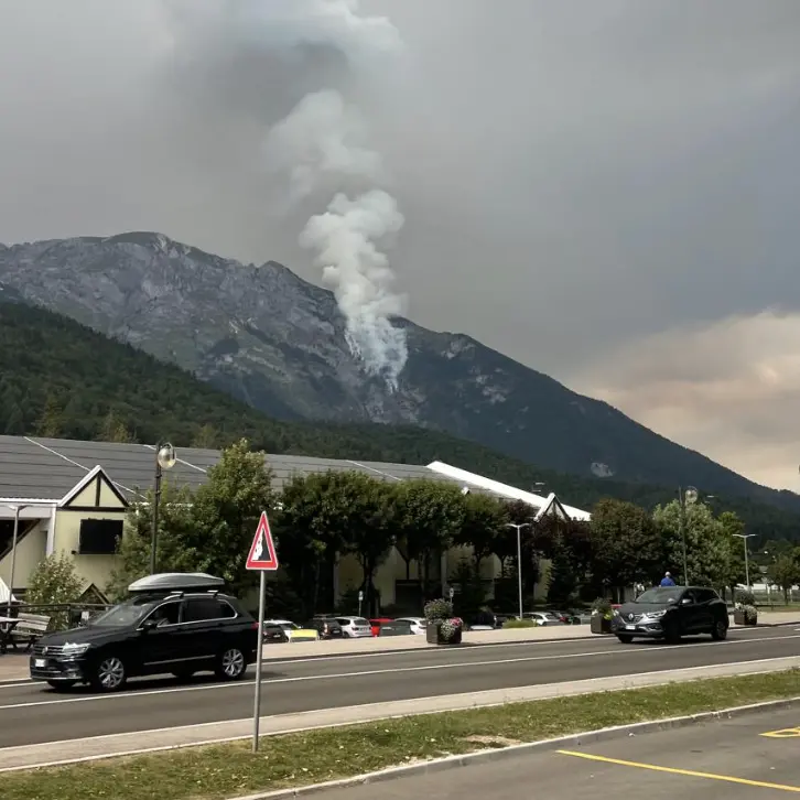 Incendio a Spormaggiore, in azione i Canadair: stop alla balneazione al lago di Molveno