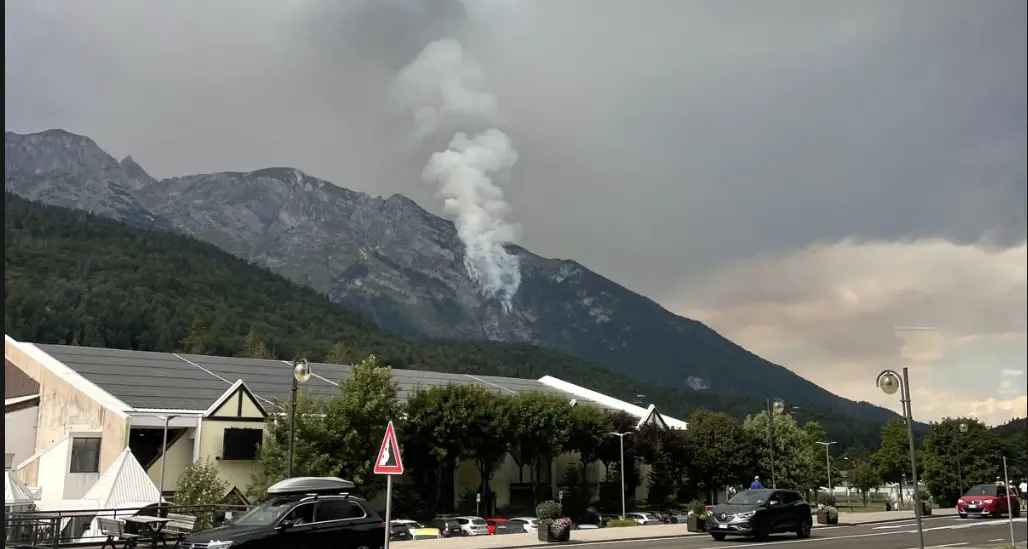 Incendio a Spormaggiore, in azione i Canadair: stop alla balneazione al lago di Molveno