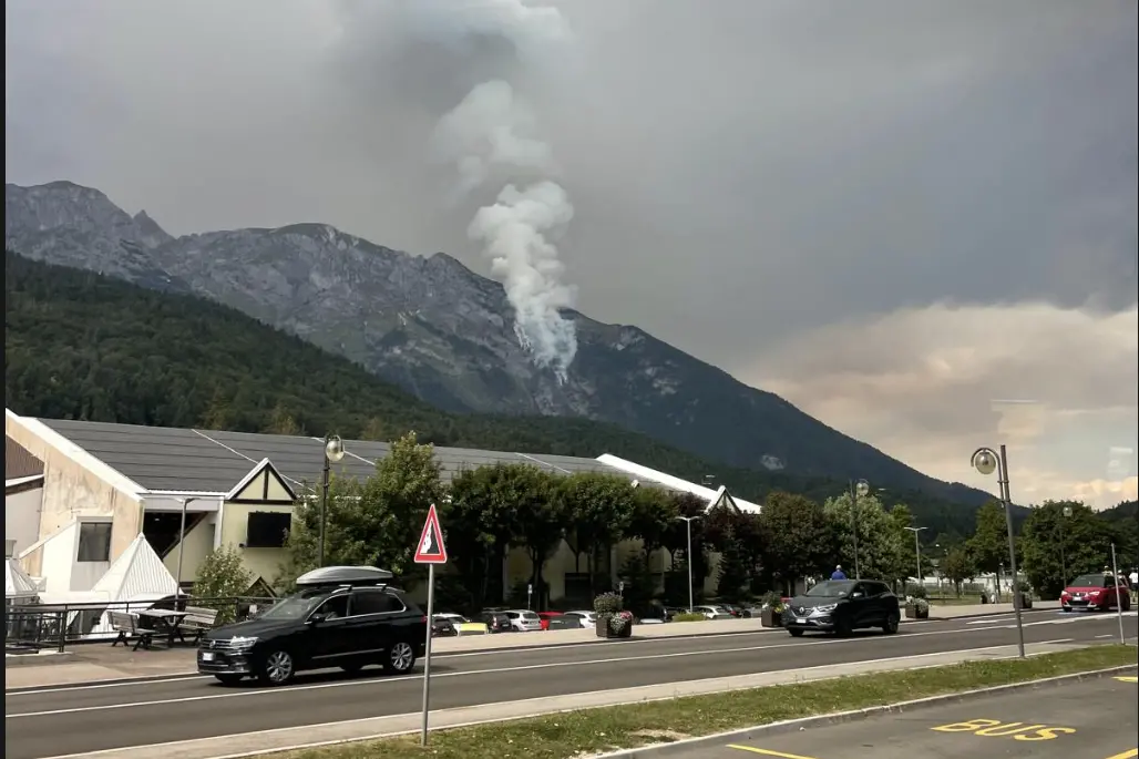 Incendio a Spormaggiore, in azione i Canadair: stop alla balneazione al lago di Molveno