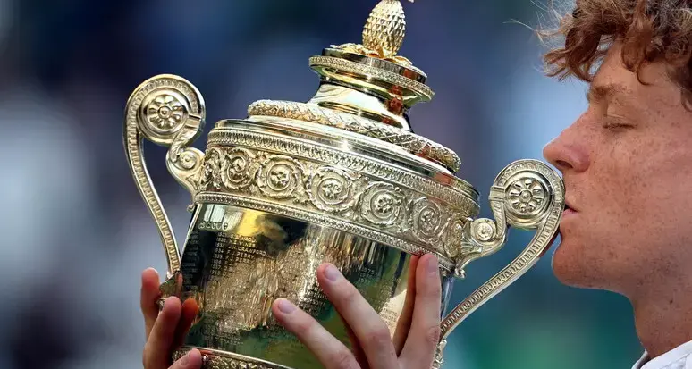 Jannik Sinner festeggia 25 anni, la Federtennis lo celebra