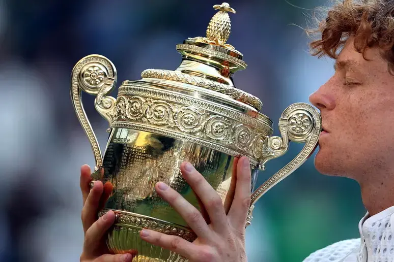Jannik Sinner festeggia 25 anni, la Federtennis lo celebra