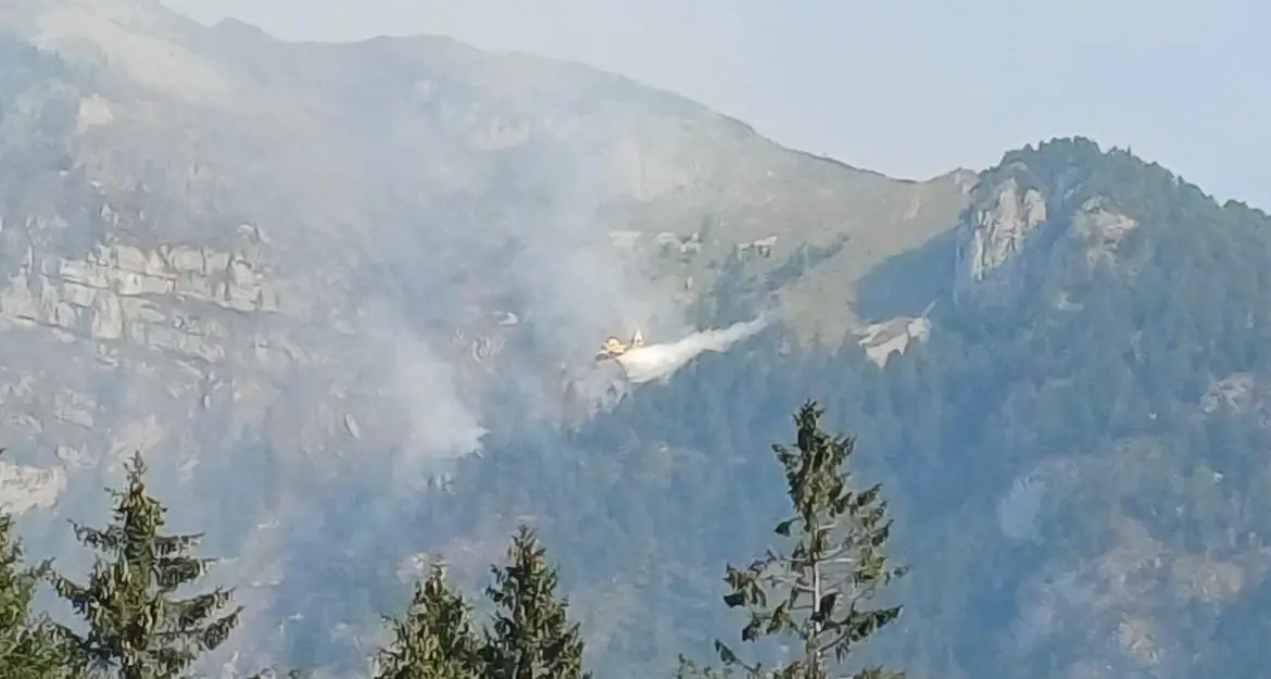 Incendio a Spormaggiore: 80 vigili del fuoco contro le fiamme